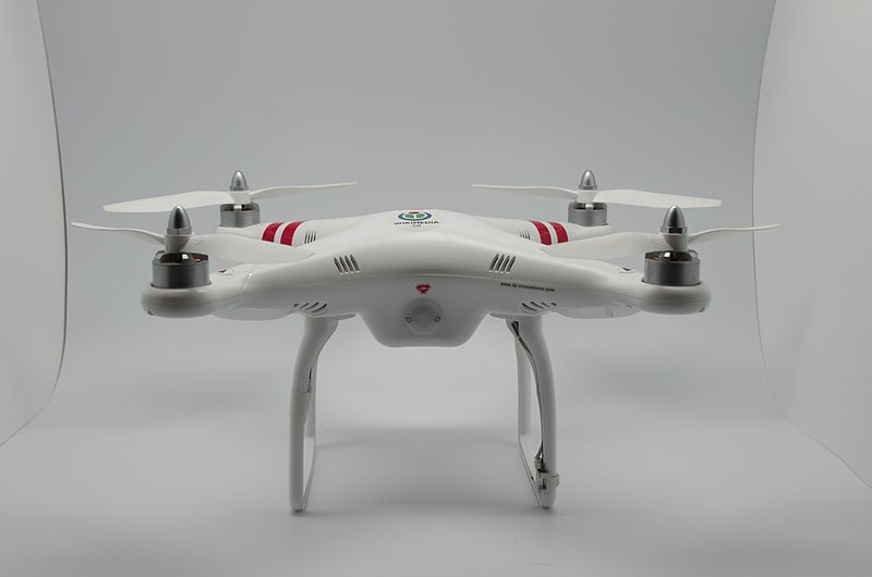 immagine di drone professionale bianco